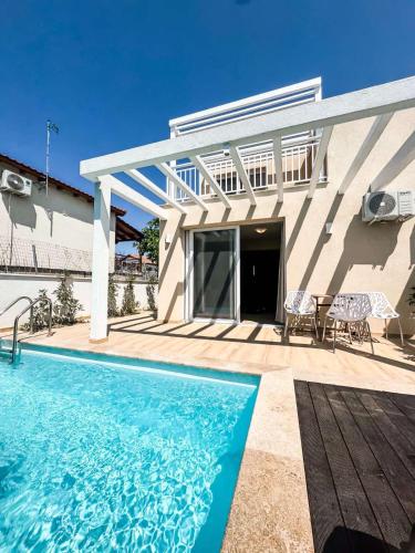 Seaside Pool Villas by BookVillaEU