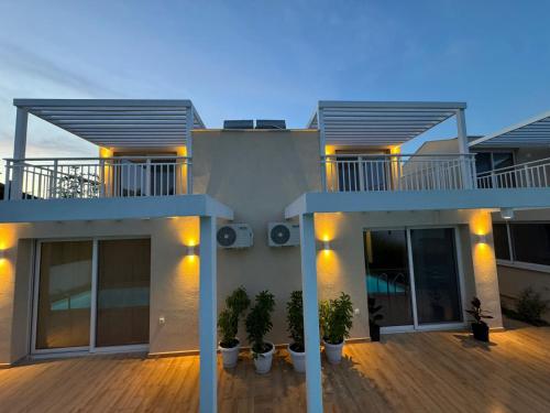 Seaside Pool Villas by BookVillaEU