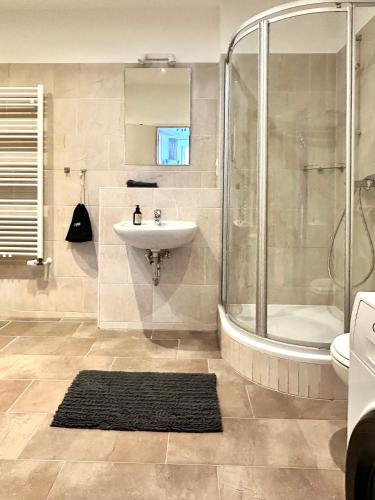 a bathroom with a sink and a shower at Der Stader Turmblick in Stade