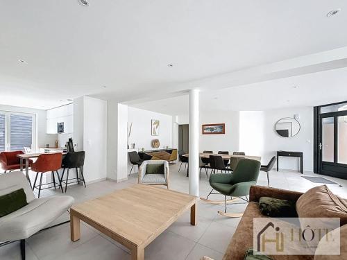 a living room with a couch and a table at L'Instant Elégant - Plage à 100m in Bray-Dunes