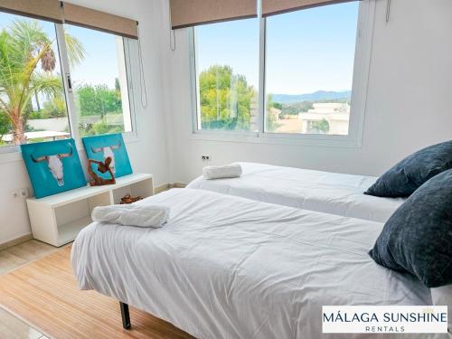 Malaga Sunshine Rentals - Studio Buenavista - 5 Minute Drive to the BEACH - Stunning Sunset