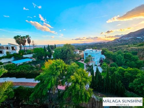 Malaga Sunshine Rentals - Studio Buenavista - 5 Minute Drive to the BEACH - Stunning Sunset