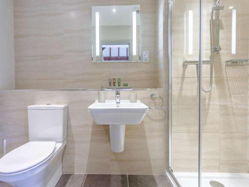 a bathroom with a toilet and a sink and a shower at 2 Bed in Taunton oc-blafa in Oake