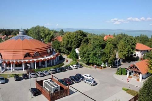 an aerial view of a building with cars parked in a parking lot at SDG Családi Hotel és Konferencia Központ in Balatonszárszó