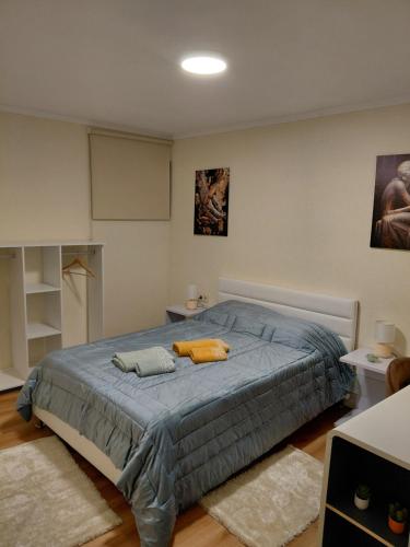 a bedroom with a bed with two towels on it at Refugio de Moncorvo in Torre de Moncorvo