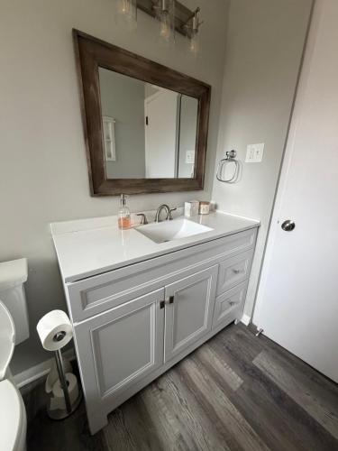 a bathroom with a white sink and a mirror at Lonnie in Westland