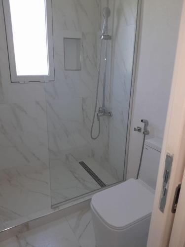a bathroom with a shower and a toilet at Villa Pi in Miramar