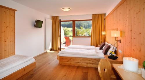 Postel nebo postele na pokoji v ubytování Helmhotel