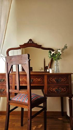 a wooden desk with a chair and a mirror at Rooms São Dinis in Porto