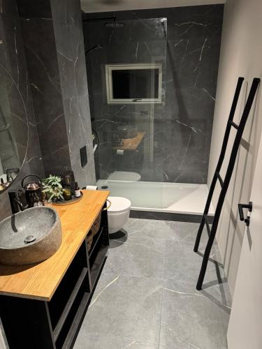 ein Badezimmer mit Waschbecken, Toilette und Badewanne in der Unterkunft Selás 5 in Jarðlangsstaðir