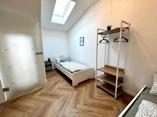 a room with a bed and a shelf at modernes Apartment mit Wlan in Lorsch