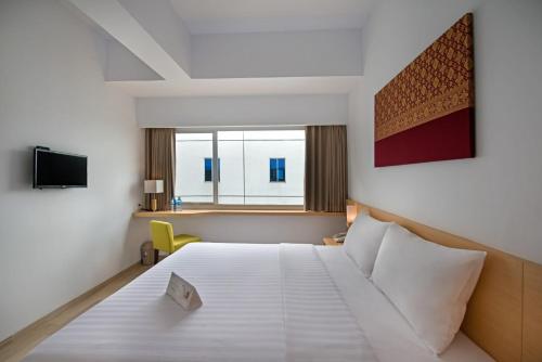 Ein Bett oder Betten in einem Zimmer der Unterkunft Whiz Prime Hotel Sudirman Pekanbaru