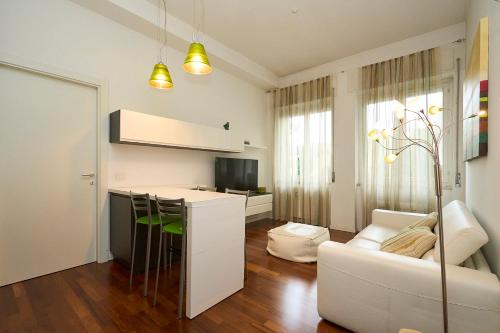 City Life - DUOMO Cozy Flat - Free Indoor Parking
