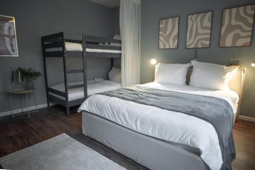 a bedroom with a bed and a bunk bed at Ruhiges City-Wohnapartment - 5 min zum Markplatz in Annaberg-Buchholz