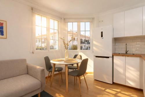a kitchen and dining room with a table and a refrigerator at Casa Anik Boutique Home, La laguna in Las Lagunas