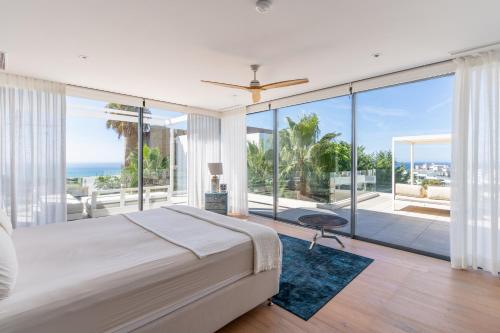Villa in Cabopino with Infinity Pool and Seaviews