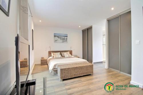 a bedroom with a bed in a room at Ty moncher côté cour in Plouhinec