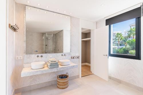 Villa in Cabopino with Infinity Pool and Seaviews