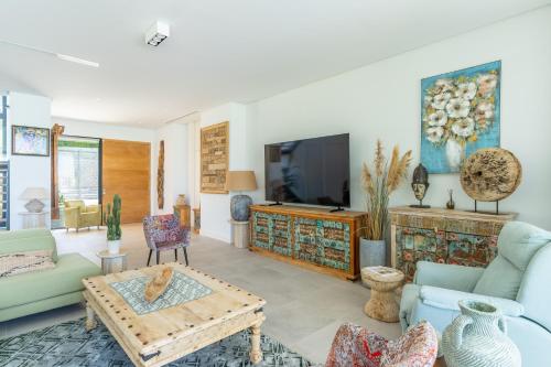 Villa in Cabopino with Infinity Pool and Seaviews