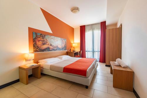 a bedroom with a bed and a painting on the wall at Hotel al ritrovo in Castelluzzo