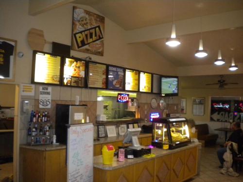 ein Schnellrestaurant mit Pizza-Bestelltheke in der Unterkunft Wasco Inn in Wasco