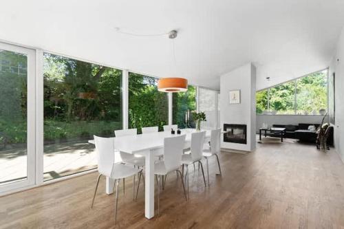 a white dining room with a white table and chairs at Spacious Luxury Villa Apartment - Two Bedrooms in Egå