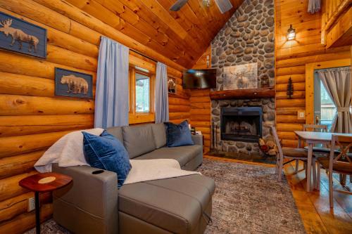 a living room with a couch and a fireplace at Johnsons Creek Cabin by Railey Vacations in Oakland