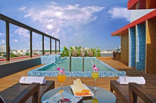 - un restaurant avec vue sur la piscine dans un bâtiment dans l'établissement Villa Baron SHA PLUS, à Nonthaburi