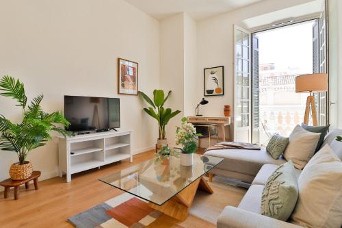 C74 - Marvelous 3 Bedroom Apartment In Historical