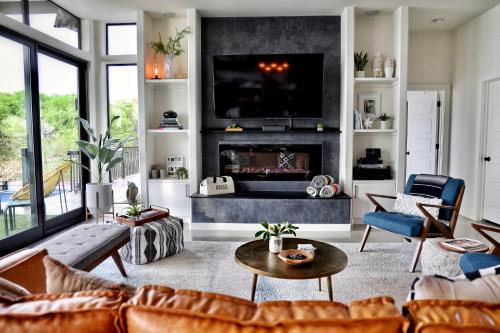 a living room with a couch and a fireplace at Happy Owl Lakehouse in Canyon Lake