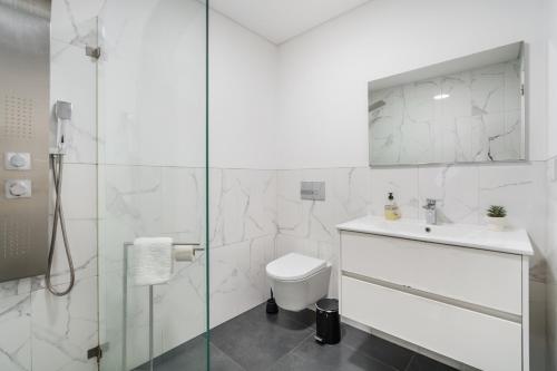 a bathroom with a toilet and a sink and a shower at PALHOTAS GUEST HOUSE - Apartamento Jardim Santa Bárbara in Braga
