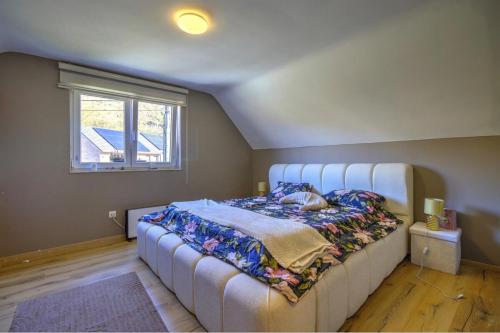 a bedroom with a bed in a room with a window at Villa 2 chambres in Trooz