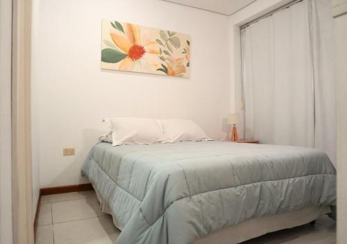 a bedroom with a bed and a painting on the wall at Zona shopping del Sol, Asunción in Asunción