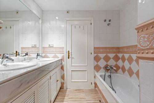 Awesome 3 Br Apart. w/ 4 Terraces, Pool & Parking