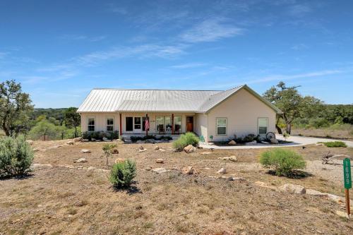 ein kleines Haus mitten auf einem Feld in der Unterkunft Fox Trot in Canyon Lake