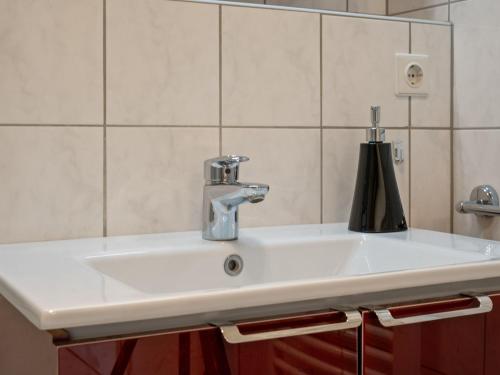 a white sink in a bathroom with a mirror at Seepferdchen am Müritzufer in Waren