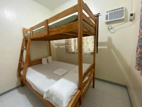 a bedroom with two bunk beds in a room at Casa Fleur in Cangalwang