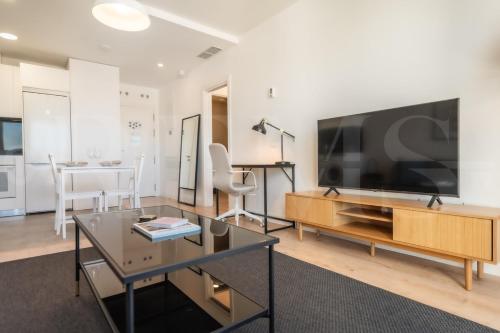 Bright 24th Floor Apartment, Pool & Gym REMS