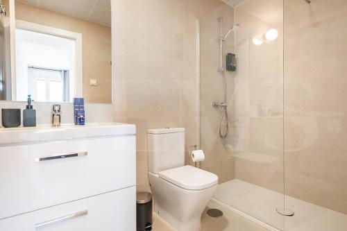 Bright 24th Floor Apartment, Pool & Gym REMS