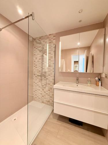 Appartement 4 personnes, Plage 2 min , Bus direct Cannes centre