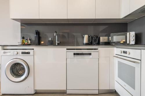 Bright 24th Floor Apartment, Pool & Gym REMS