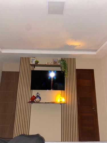 a room with a window with a light and a door at Casaacochego in Icapuí