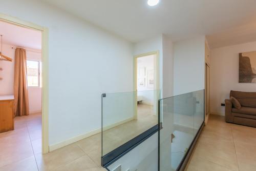 a glass case in a living room with a couch at Apartamento Las Gaviotas 9A in Tarifa
