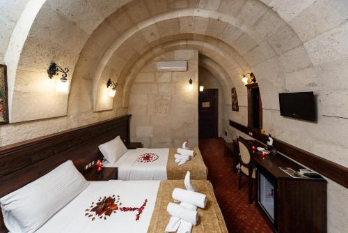 TV a/nebo společenská místnost v ubytování Burcu Kaya Hotel