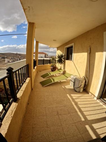 ein Balkon eines Hauses mit Blick auf die Wüste in der Unterkunft B&B petrafarmhouse in Wadi Musa