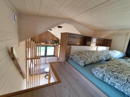 a small room with two beds in a tiny house at Dauny House - Dein Tiny House Erlebnis in der Vulkaneifel in Daun
