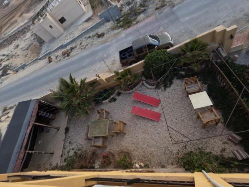 une vue aérienne d'une plage avec des tables et des chaises dans l'établissement B&B petrafarmhouse, à Wadi Musa