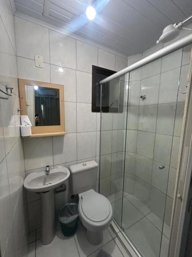 a bathroom with a toilet and a sink and a shower at Golden Hotel Ltda - Próximo a DPM, Aeroporto, Rodoviaria Porto Alegre, Arena do Grêmio in Porto Alegre
