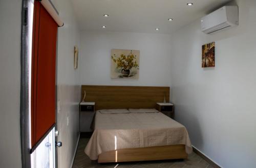 a bedroom with a bed in a white room at Hotel Royal a 5 min del consulado EE UU in Heroica Nogales