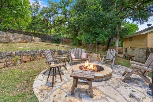 a fire pit in a yard with chairs and a table at Mi Rancho in Wimberley